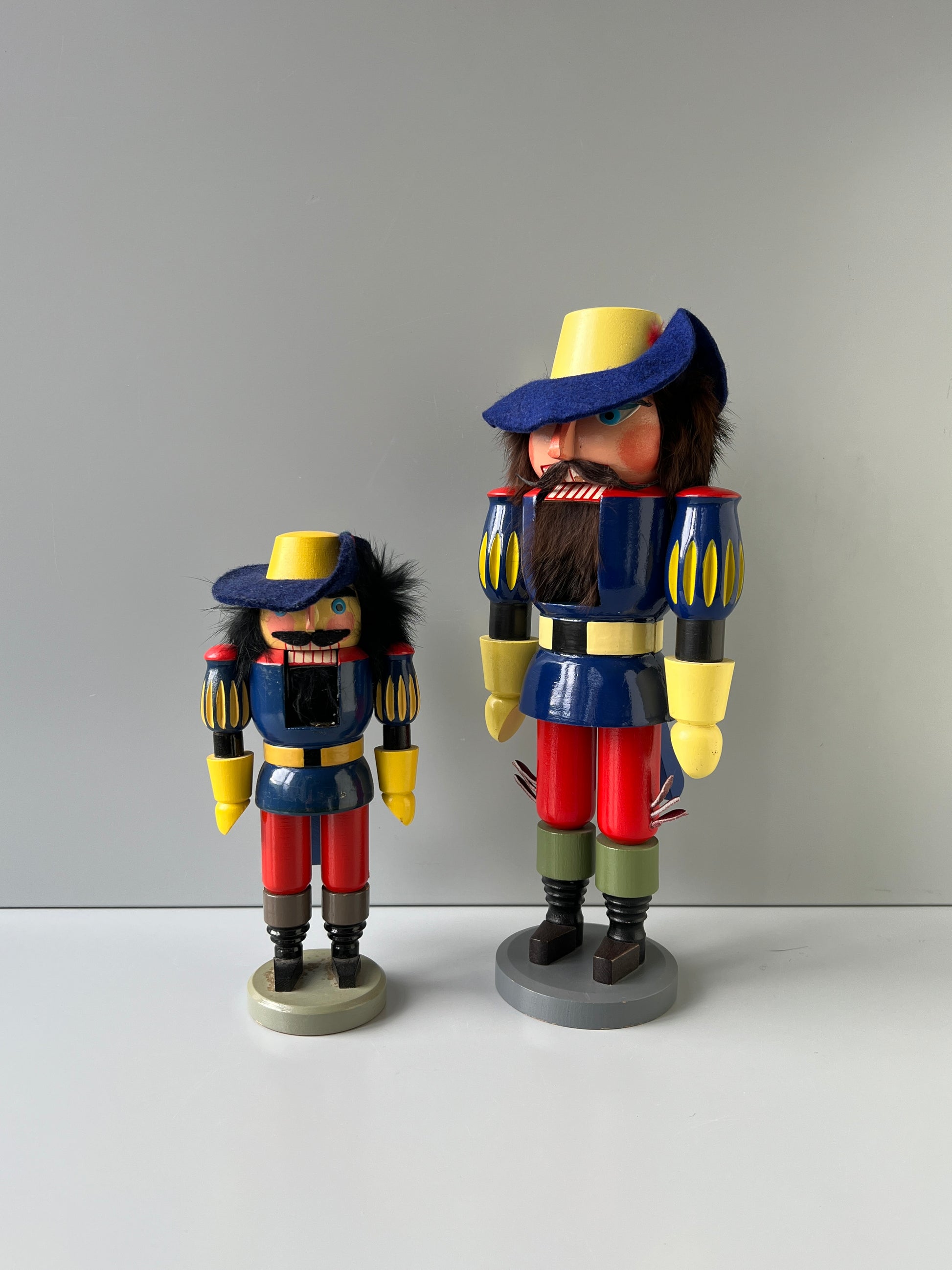 blauer Nussknacker vom VEB VERO Olbernhau aus der DDR