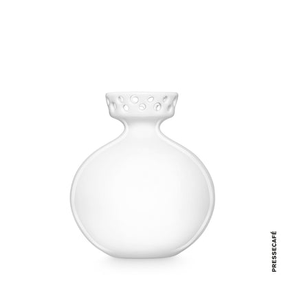 weiße Porzellanvase von Wallendorf mit durchbrochenem Kreismuster am Kopf der Vase; von Astrid Lucke-Löffler gestaltet