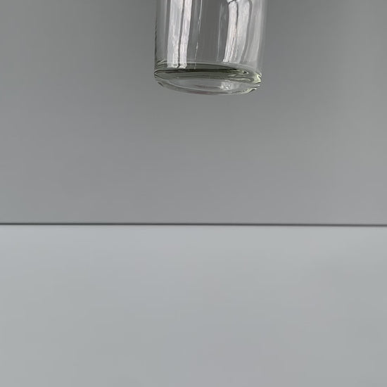 Superfest-Glas fällt auf den Boden und geht nicht kaputt (Falltest)