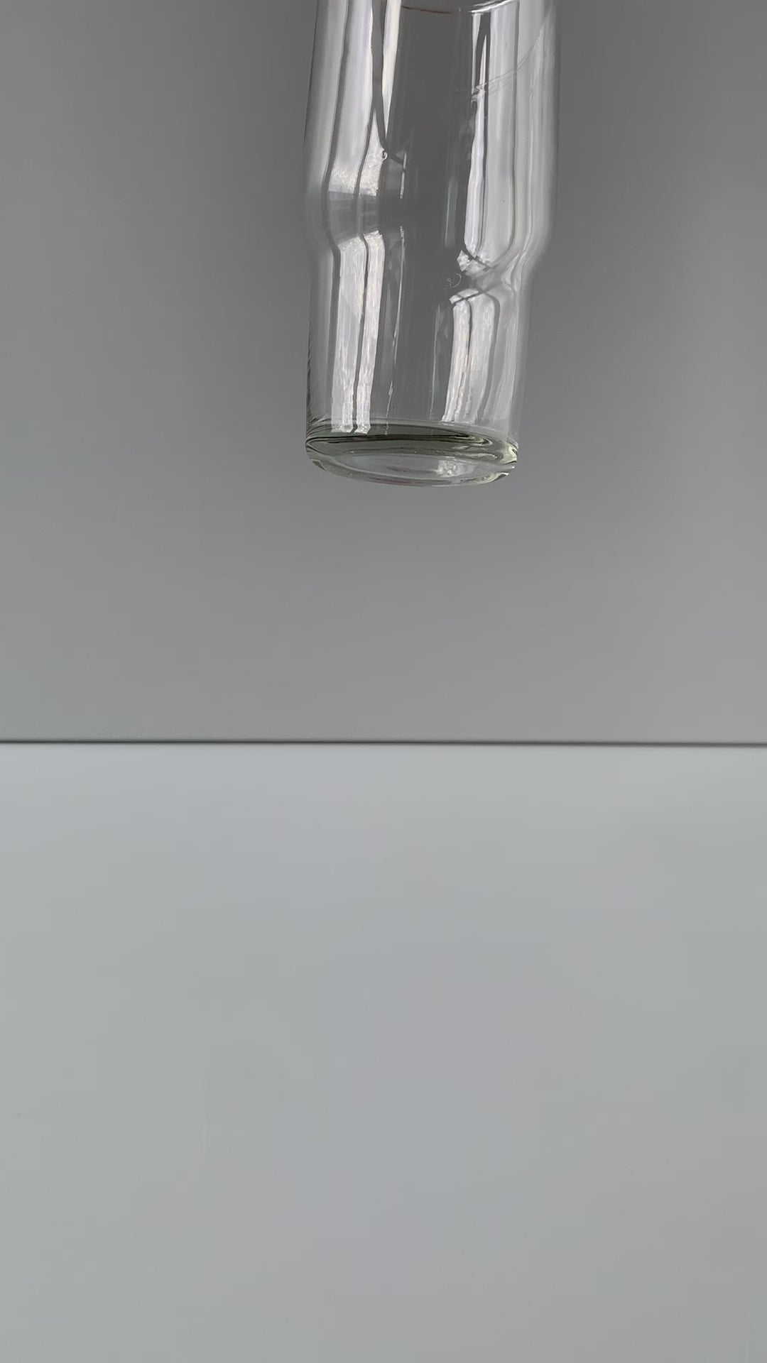 Superfest-Glas fällt auf den Boden und geht nicht kaputt (Falltest)